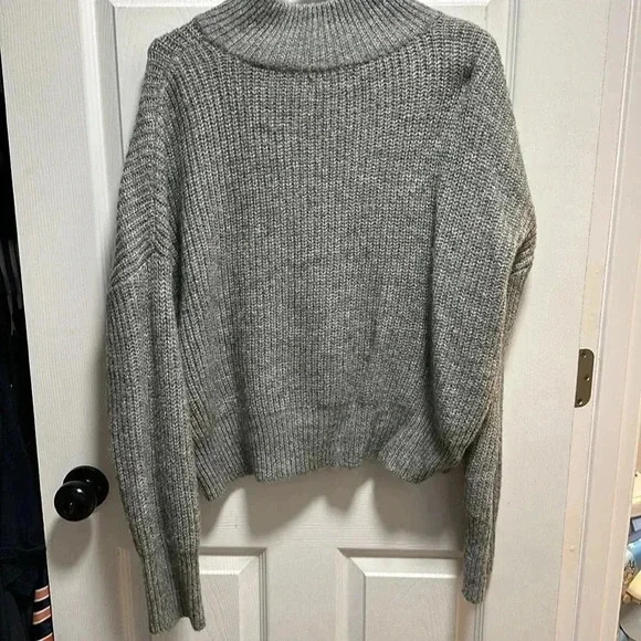 NWOT CALVIN KLEIN JEANS SLIGHTLY CROPPED GRAY CREWNECK PULLOVER SWEATER - Picture 4 of 5